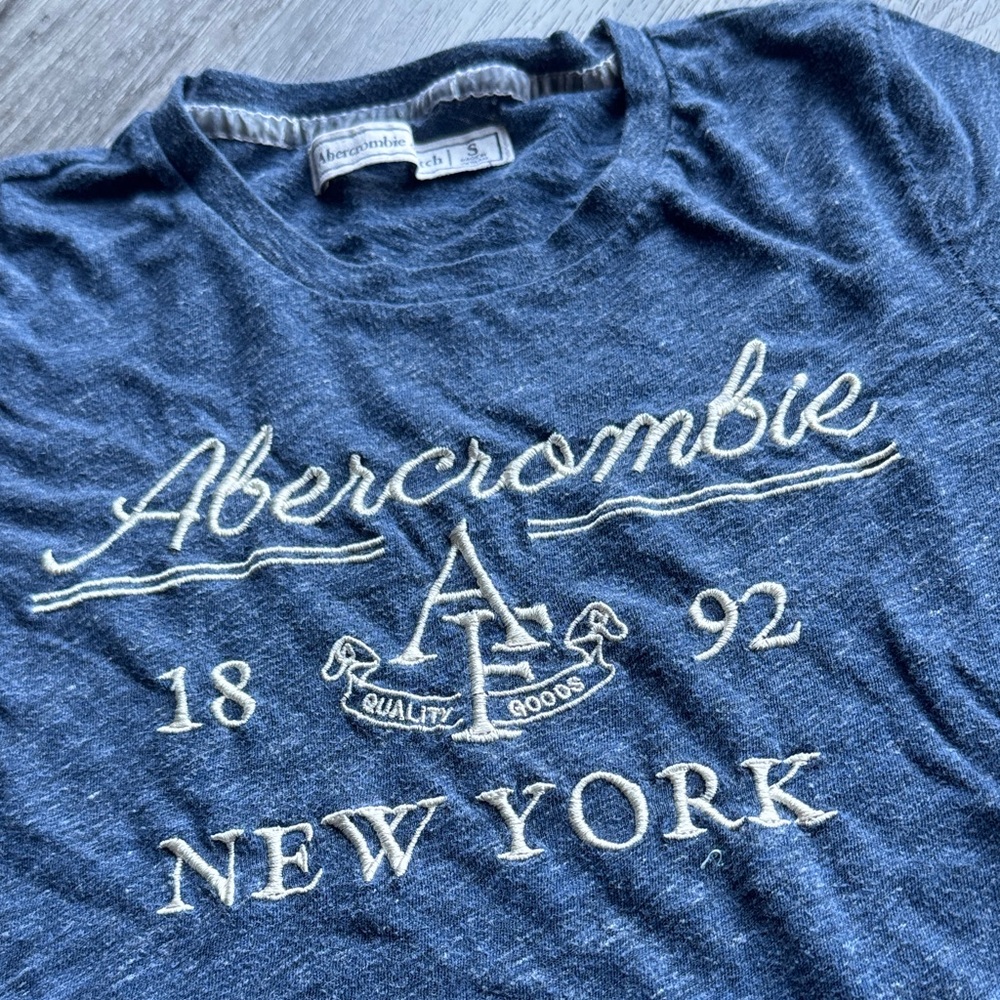 ✨ Abercrombie & Fitch Embroidered Logo Tee – Women Size S ✨Chic Y2K Vintage A&F